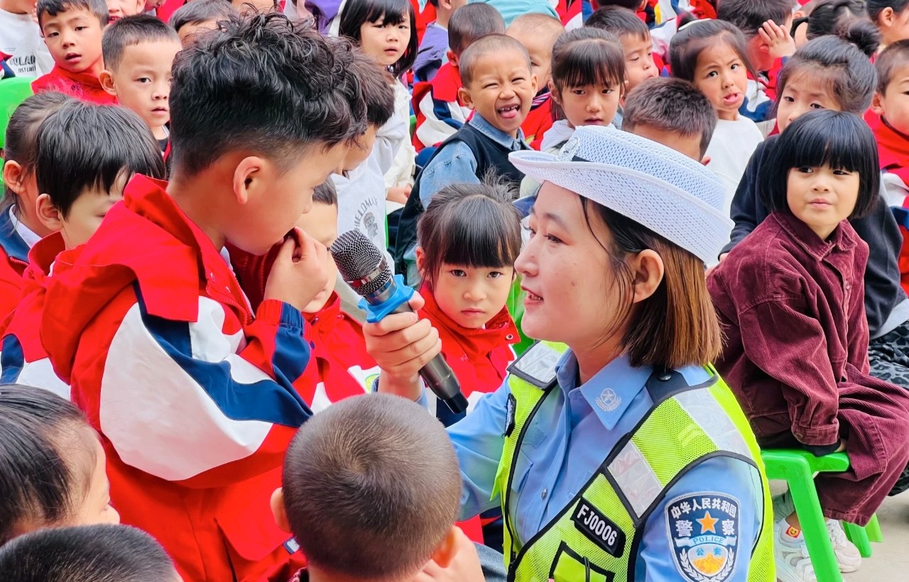 （WAQEY，图片新闻）交通安全宣传进幼(43317669)-20250903150947