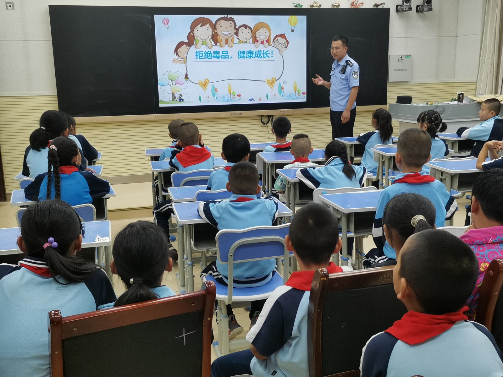 (AQEY配图2)“公安蓝”牵手“少年红(43317443)-20250903161700 (AQEY配图2)“公安蓝”牵手“少年红(43317443)-20250903161700