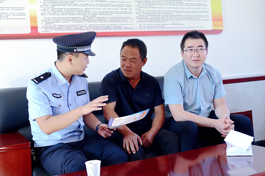 (wAQEY,图片新闻)警民恳谈(43409650)-20250904154331 (wAQEY,图片新闻)警民恳谈(43409650)-20250904154331