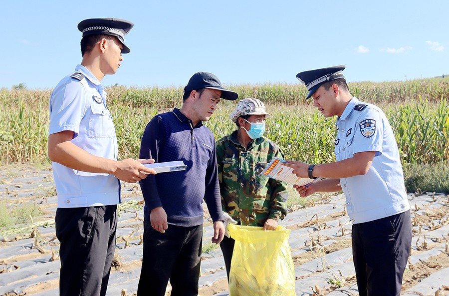 (wAQEY,图片新闻)田间地头反电诈(43442676)-20250905112313 (wAQEY,图片新闻)田间地头反电诈(43442676)-20250905112313