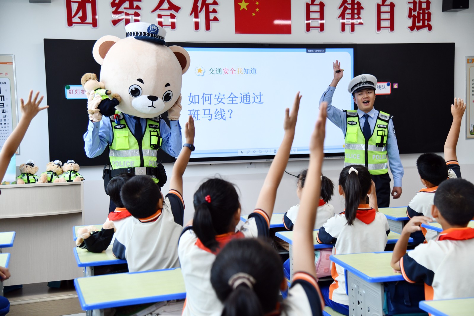 （wAEQY，图片新闻）交通安全宣传进校(43454228)-20250908143128