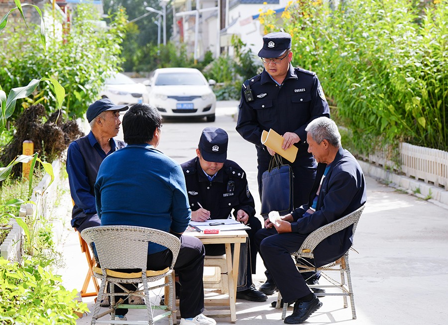 (AQEY配图1)“大走访”架起警民“连(43513971)-20250909103257 (AQEY配图1)“大走访”架起警民“连(43513971)-20250909103257
