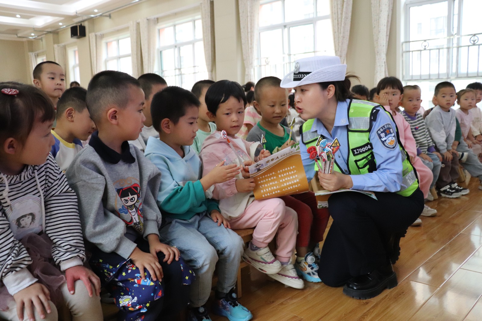 (wAQEＹ图片新闻)交通安全宣传走进幼(43514823)-20250909144053