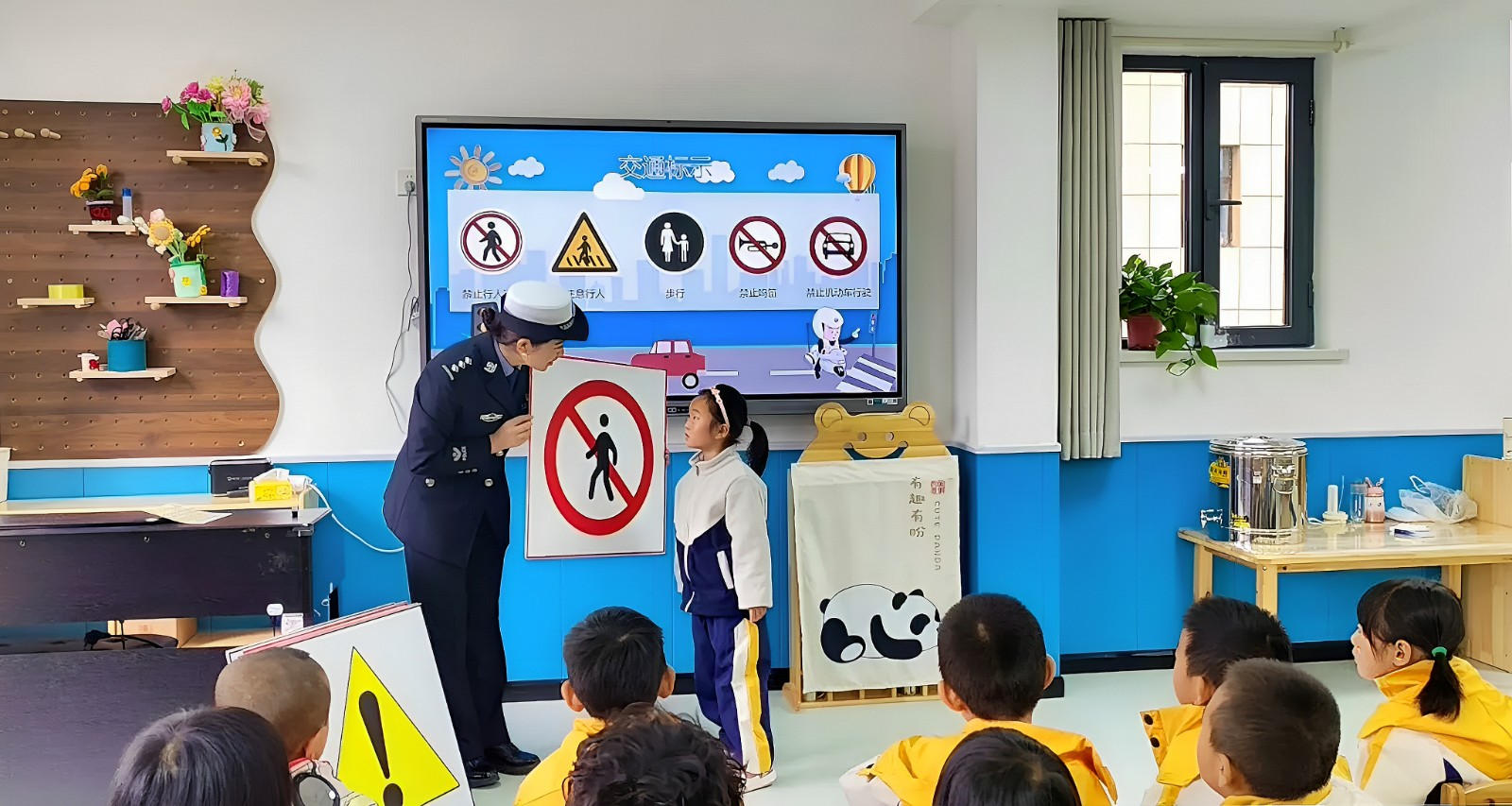 (WAQEＹ配图）护学执勤筑起安全屏障(43512767)-20250910115308