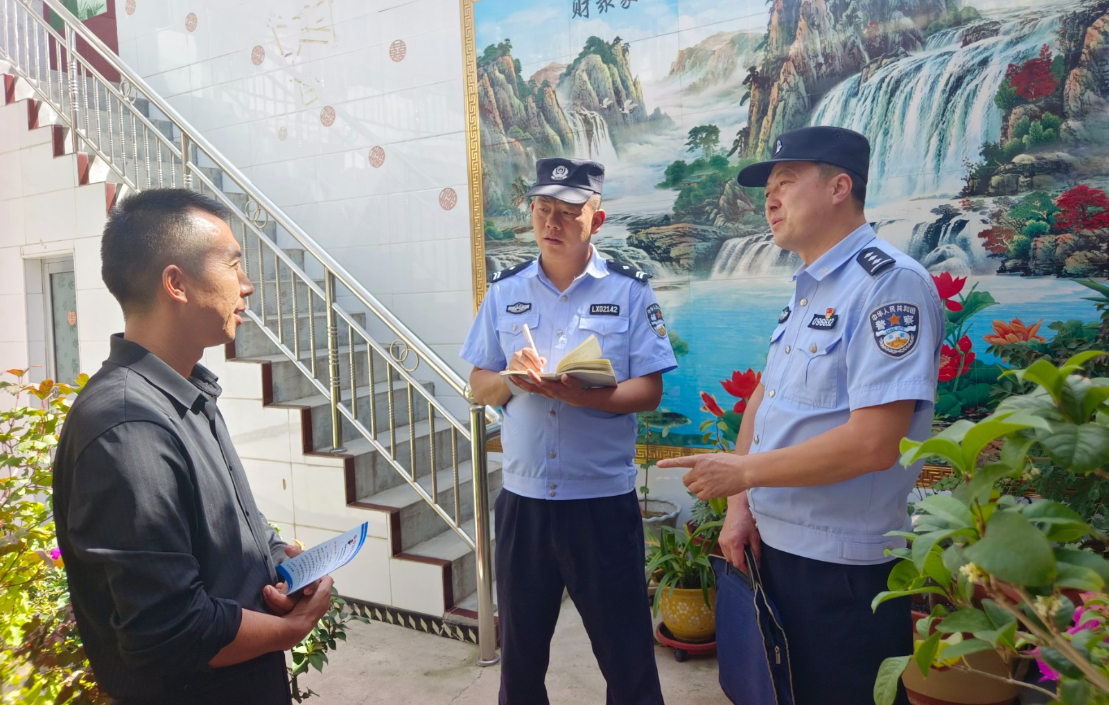 (WAQEY,图片新闻)警民融合共筑平安(43515654)-20250910115428 (WAQEY,图片新闻)警民融合共筑平安(43515654)-20250910115428