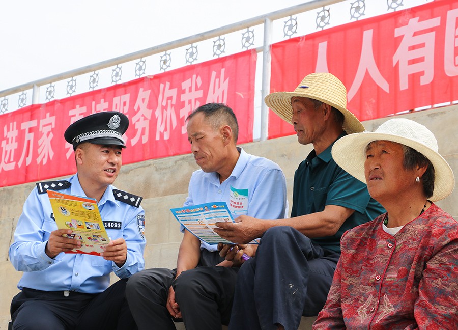 (WAEQY图片新闻)法治宣传走进民俗节(43545807)-20250910170539