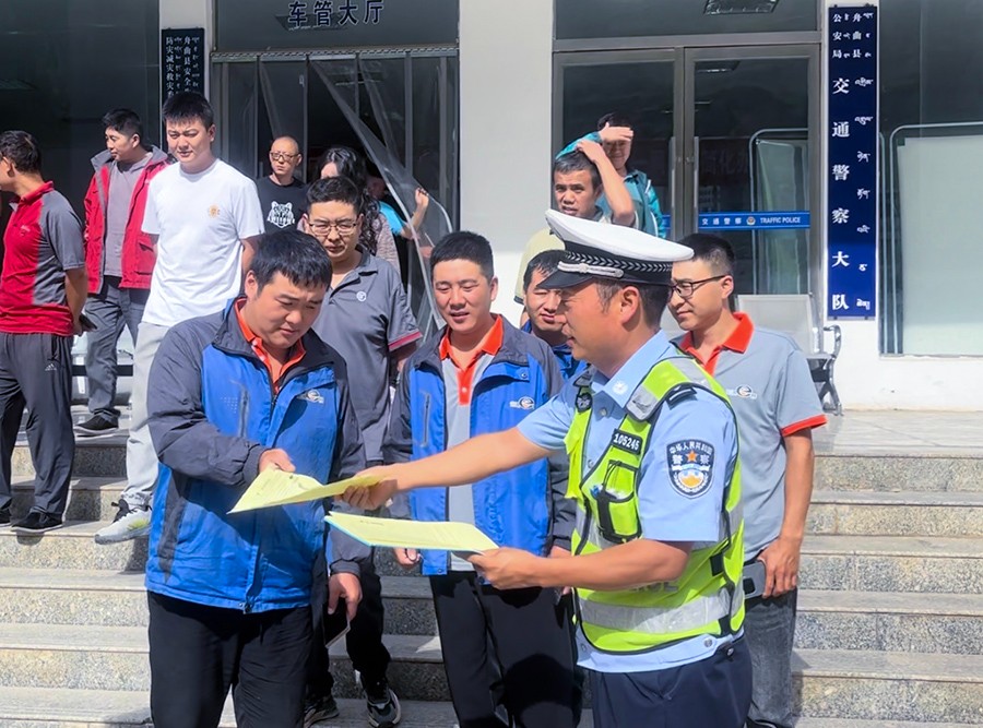 （WAQEY图片新闻）舟曲交警开展快递外(43527312)-20250910170722