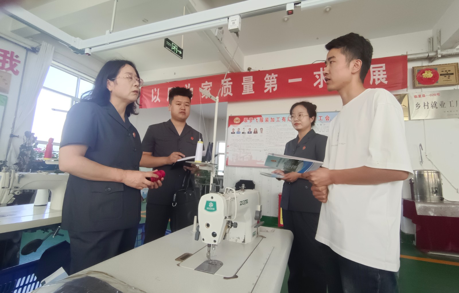 （AQEＹ图片新闻）法院干警走访企业助发(43575366)-20250911165838