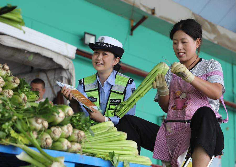 (AQEＹ图片新闻)守护高原夏菜丰收季(43606034)-20250916105456
