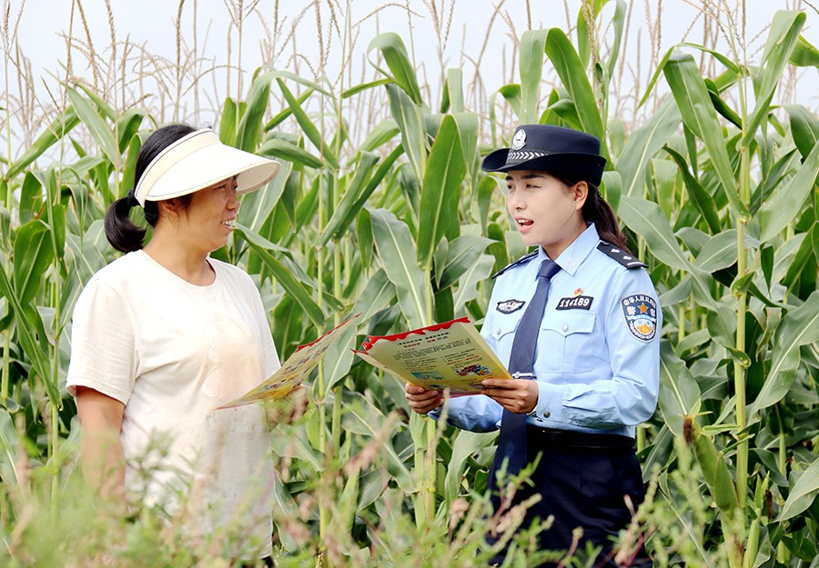 （AQEY，图片新闻）陇西公安为群众送上(43579781)-20250916111512