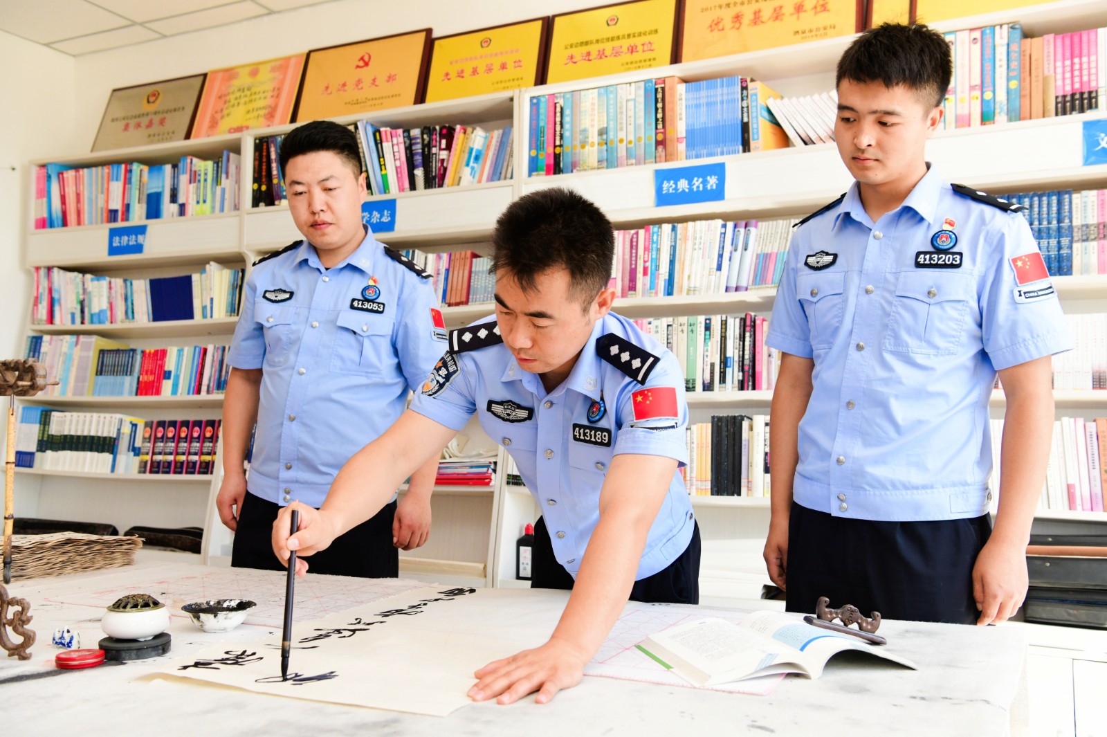 （QEY法治边疆行  组图1）文化润警心(43609961)-20250917103031