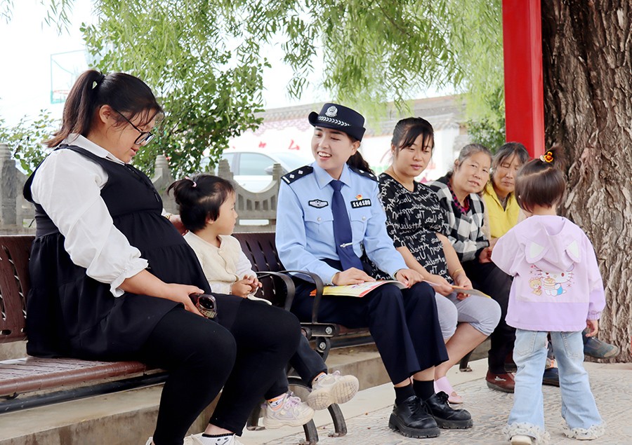 （WAQEY，图片新闻）法治宣传进农村 (43760869)-20250919161824