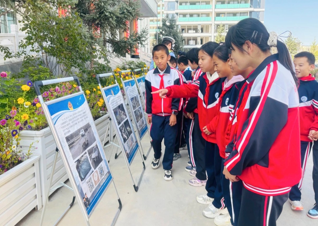 （WAQEY配图1）学生进警营  法治伴(43858144)-20250922143248