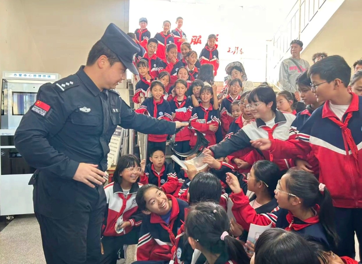 （WAQEY配图3）学生进警营  法治伴(43858214)-20250922143254