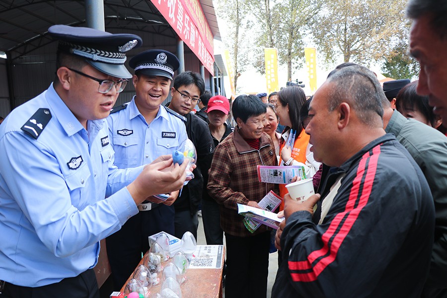 （AQEY图片新闻）禁毒宣传进民俗节会 (43832182)-20250922152332