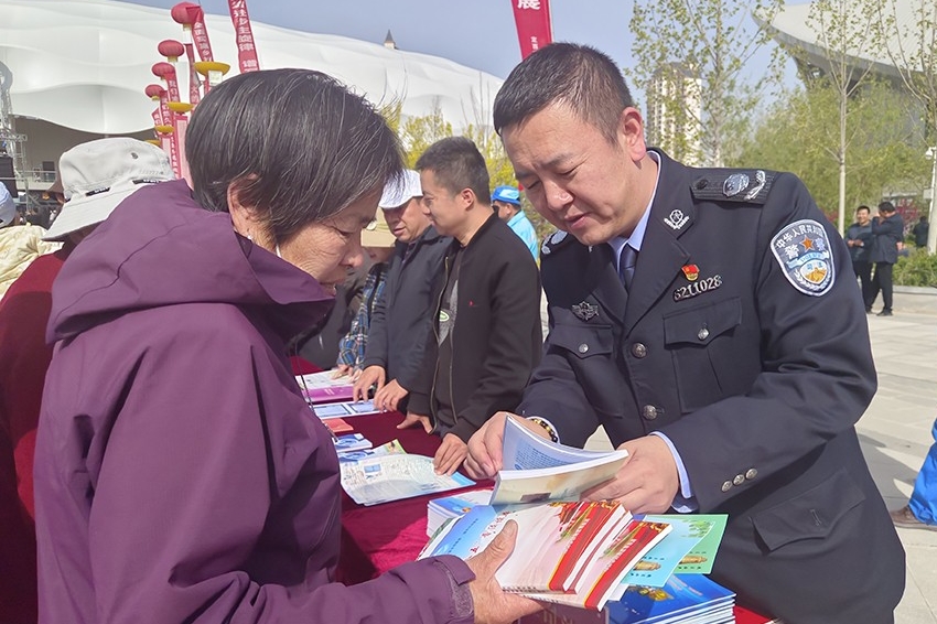 安定开展民族团结进步宣传月活动