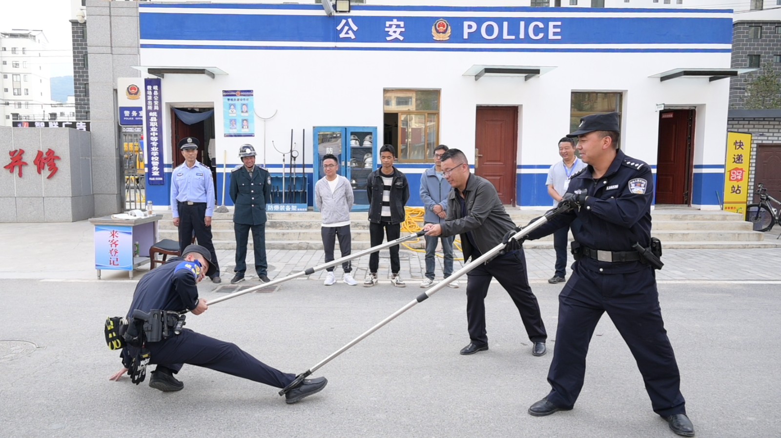 (WAQEY图片新闻)岷县公安开展校园应(44035458)-20250928113641