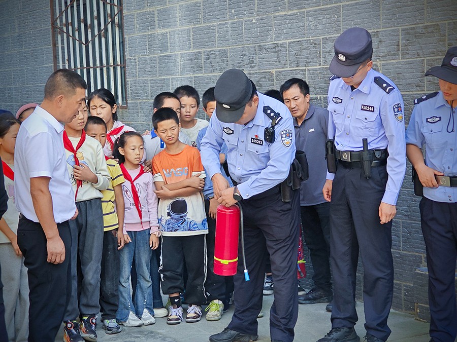 （WAQEY图片新闻）舟曲公安开展应急演(44035561)-20250928115707