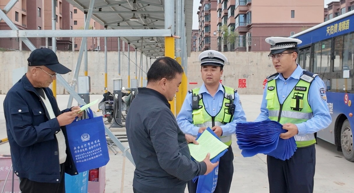 （wAQEY图片新闻）优选公交 绿色出行(44005241)-20250928165201