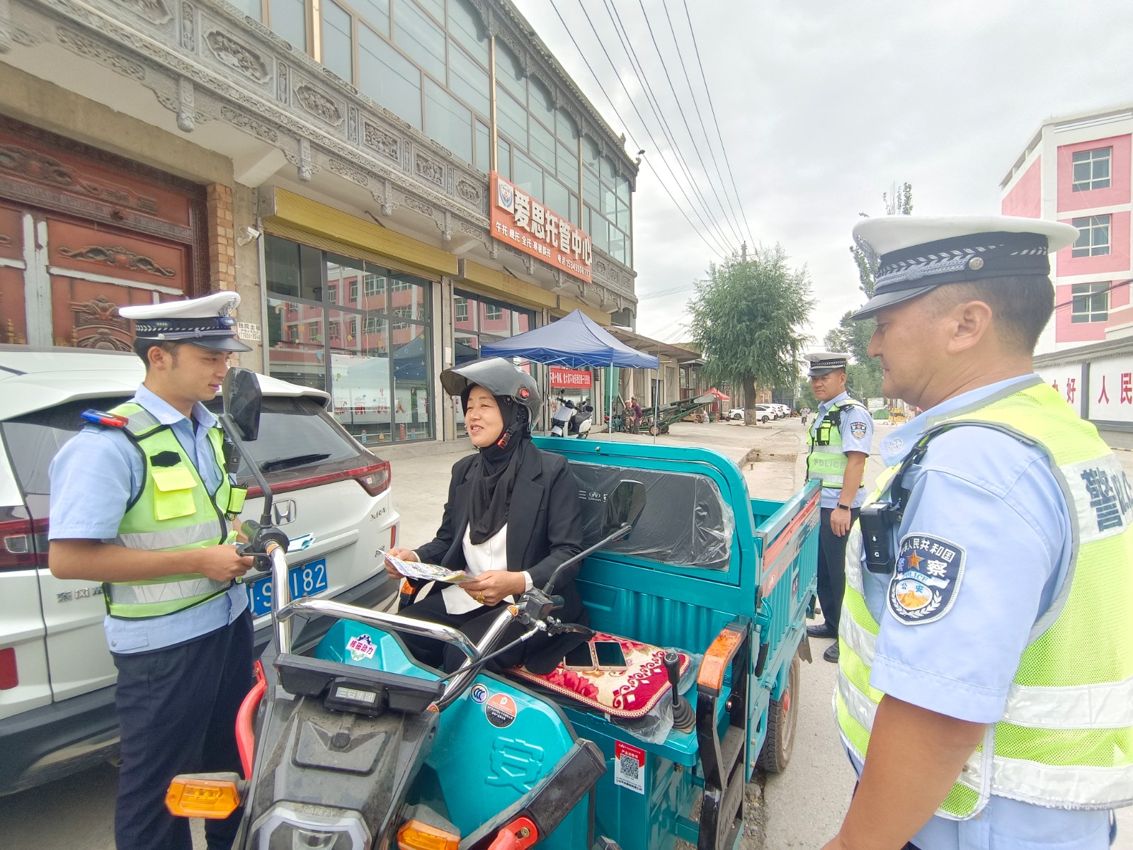 （wAQEY，图片新闻）一盔一带 安全常(44044120)-20250928173619