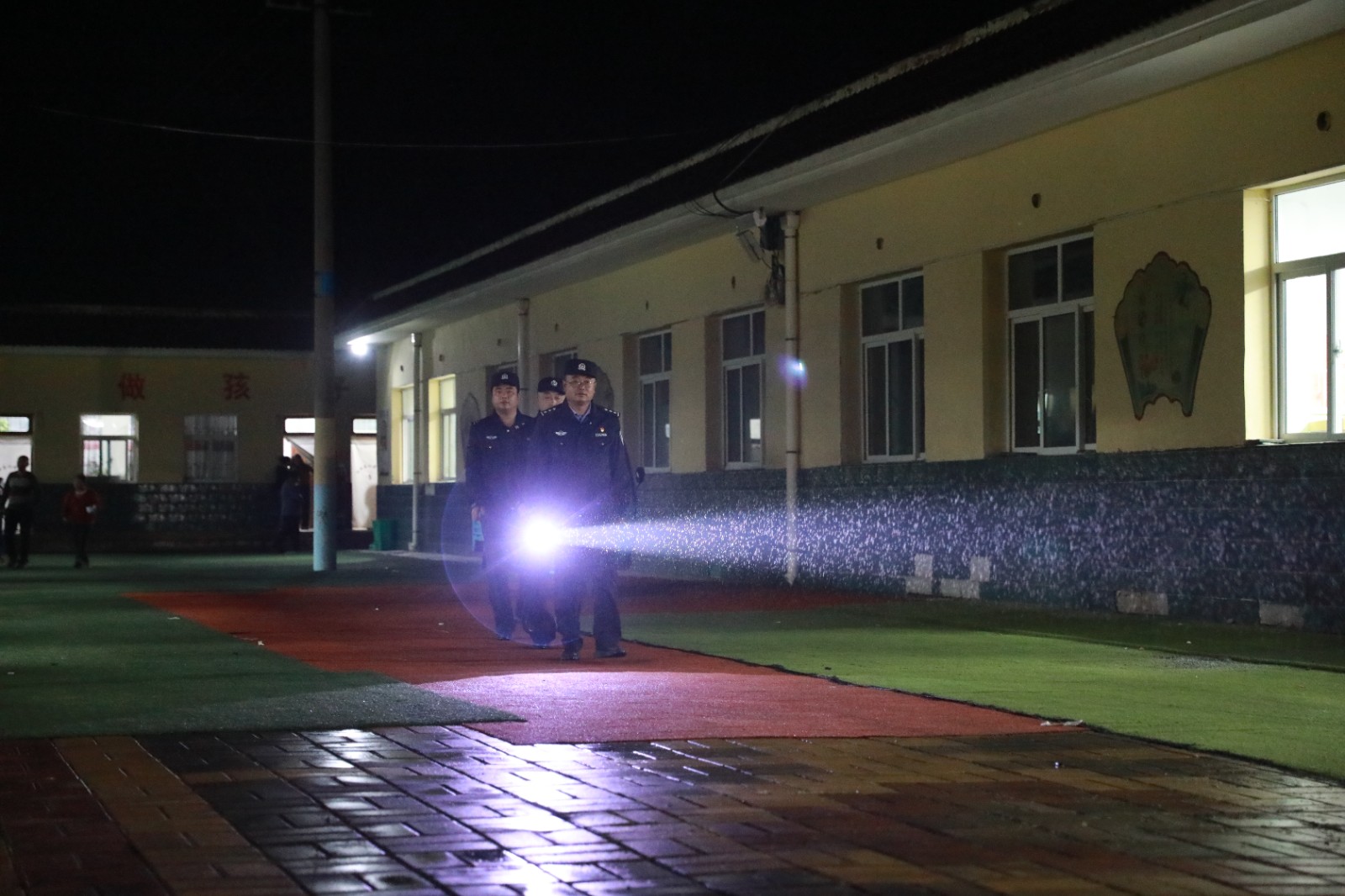 （wAQEY，配图）定西公安的雨夜守护(44040966)-20250928173858