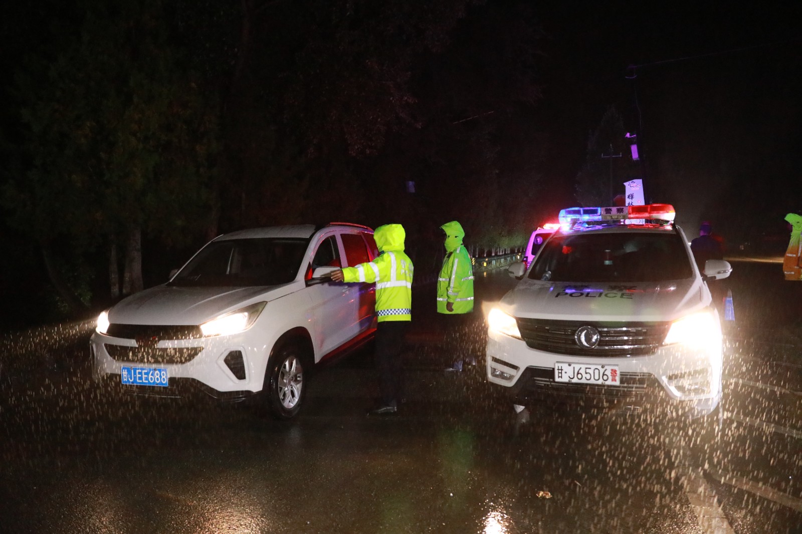 （wAQEY，配图）定西公安的雨夜守护(44040967)-20250928174030