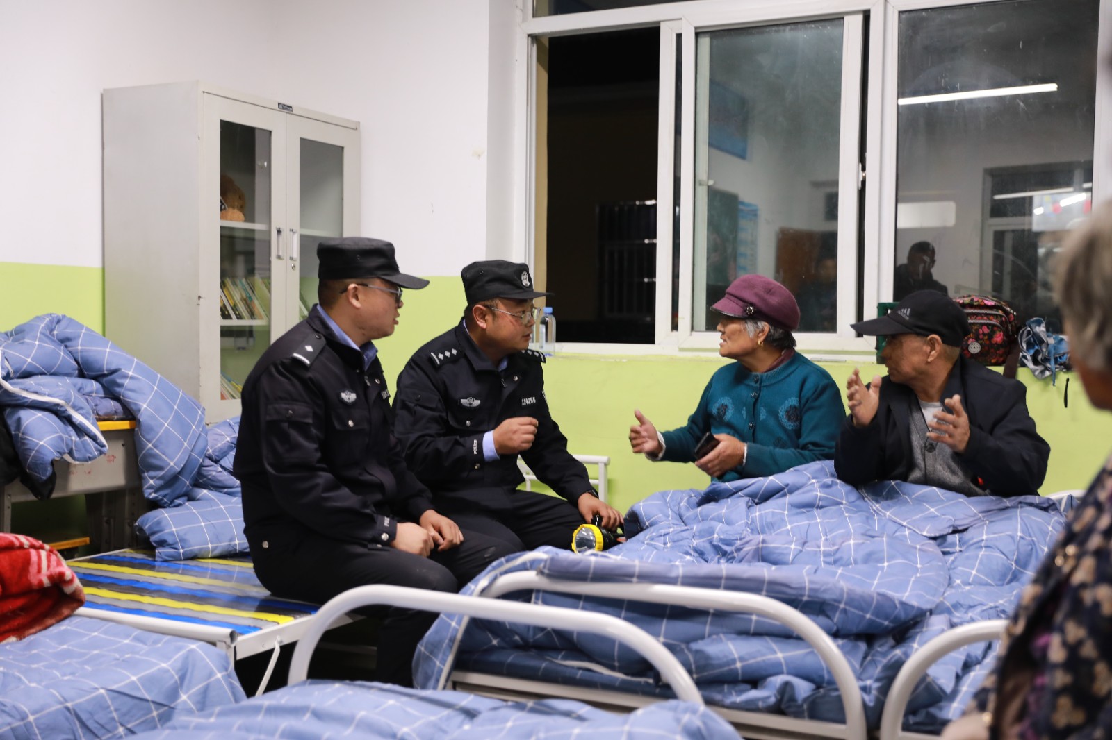 （wAQEY，配图）定西公安的雨夜守护(44040969)-20250928174101