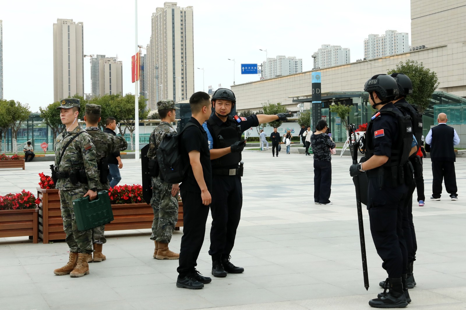 （wAQ EY组图3）联勤联动护航旅客安(44037362)-20250929101421