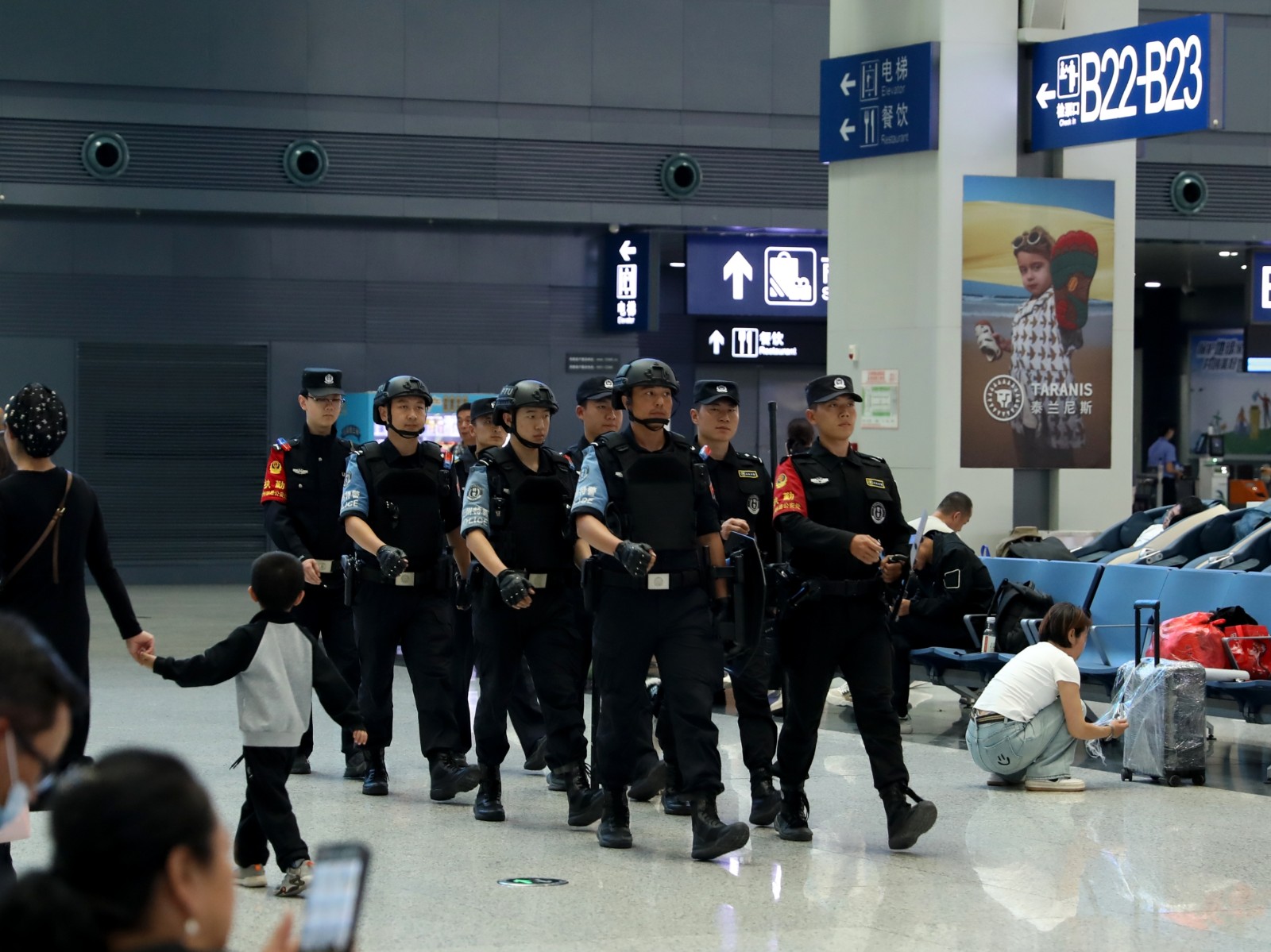 （wAQEY组图1）联勤联动护航旅客安全(44037364)-20250929101417