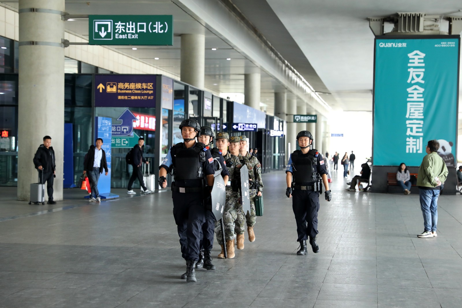 （wAQEY组图2）联勤联动护航旅客安全(44037363)-20250929101419