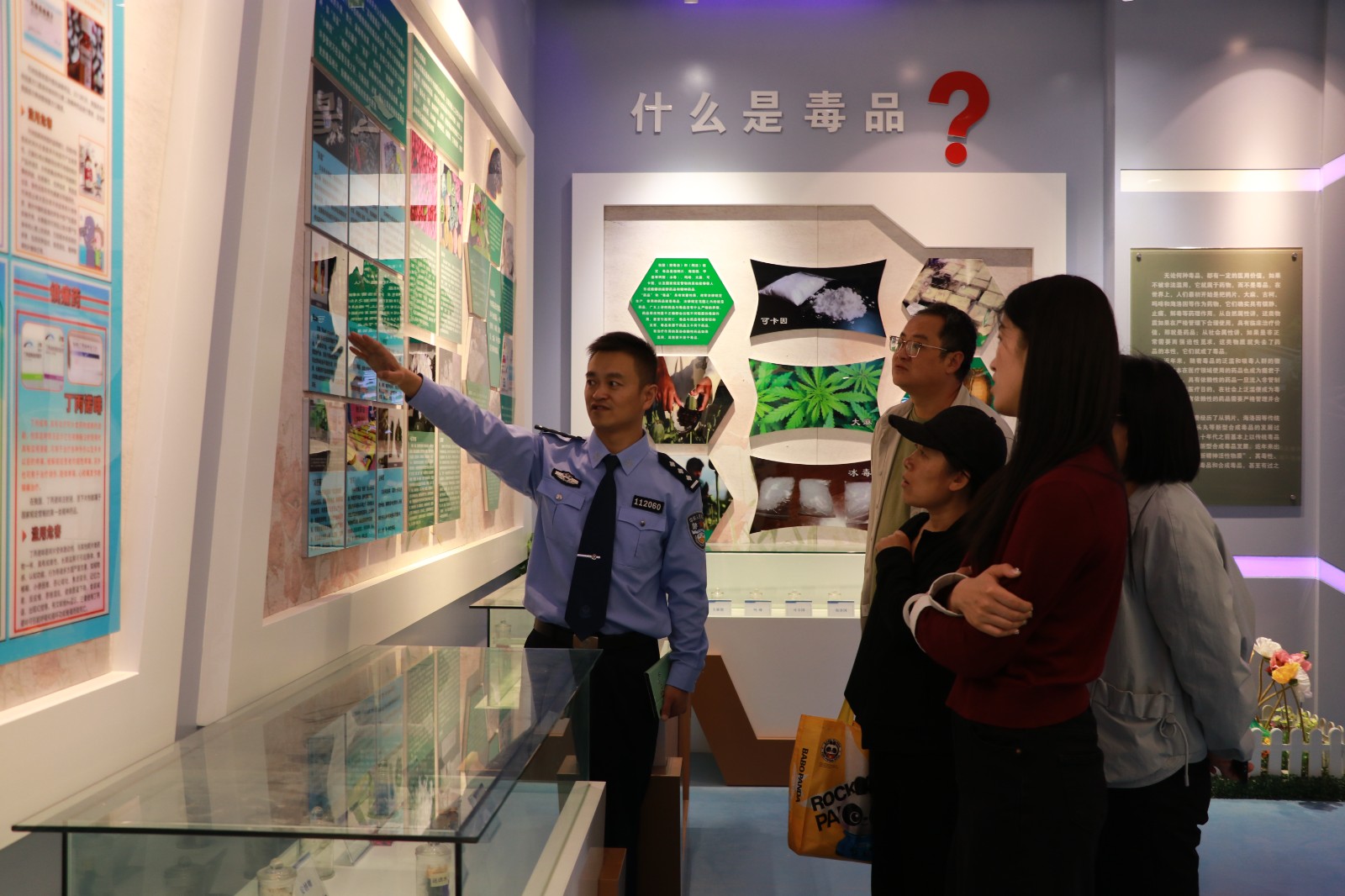 (AQEY图片新闻)铭记禁毒先驱 共筑无(43990237)-20250929144909