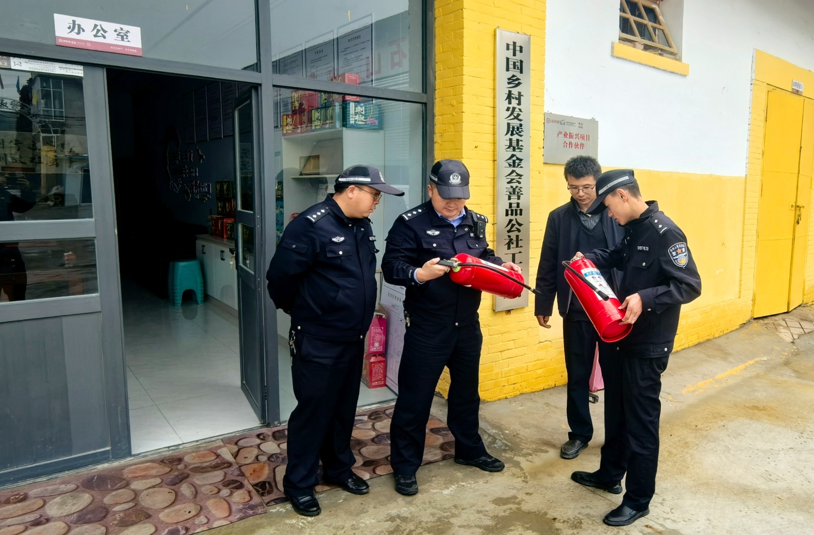 （WAQEY，配图）积石山公安筑牢“双节(44063755)-20250930145143