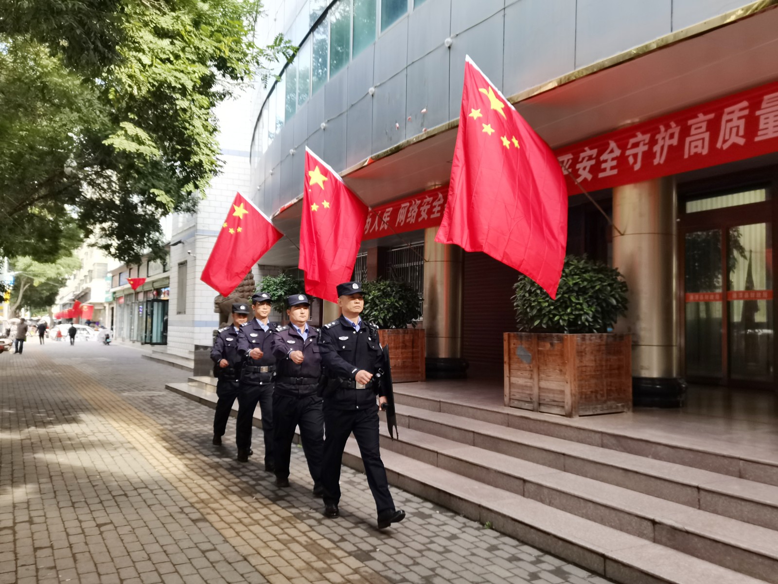 (wAQEＹ图片新闻)用脚步丈量平安(44068379)-20250930160301