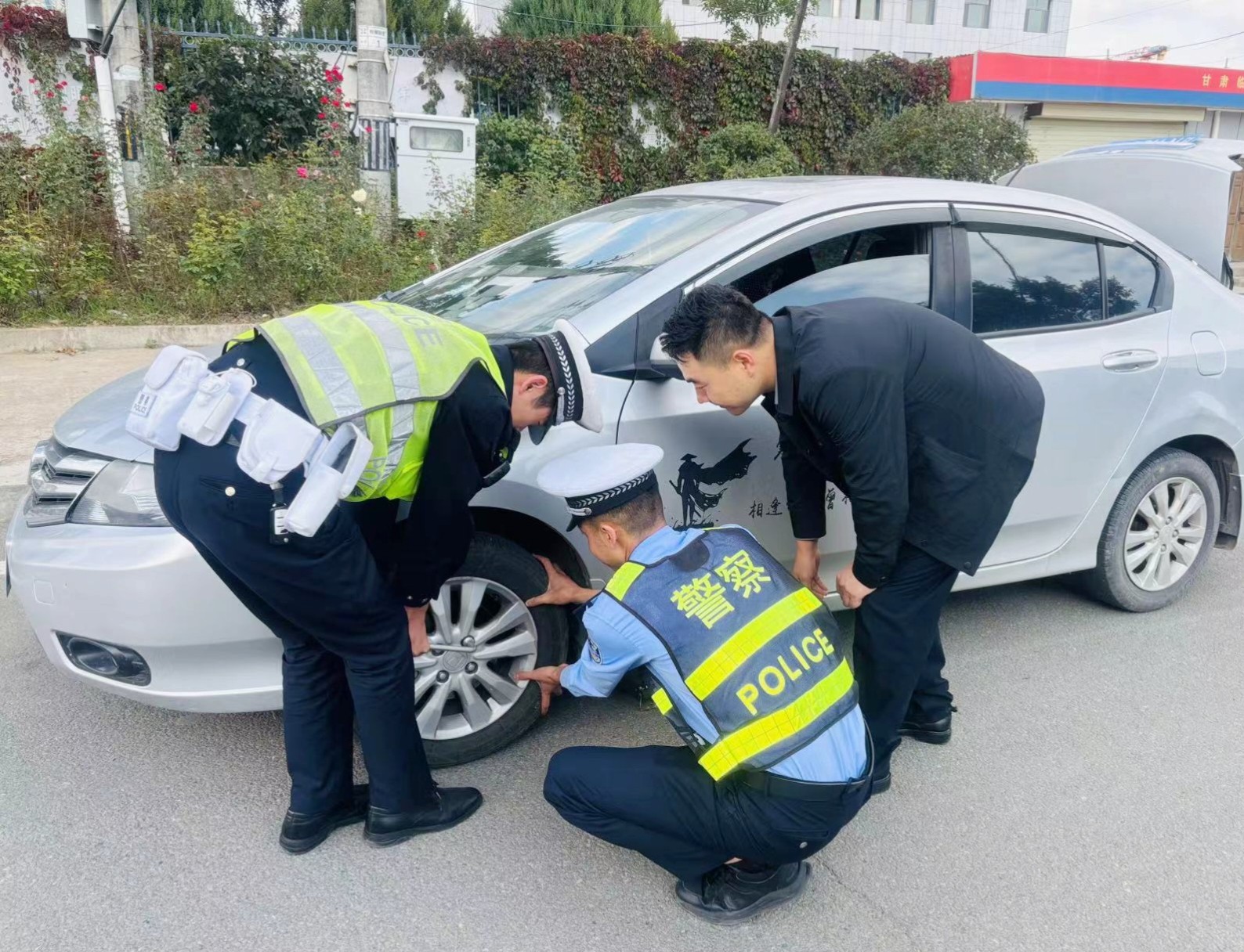 （AQEY配图3）守护安全畅通的藏蓝身影(44027021)-20251003134753