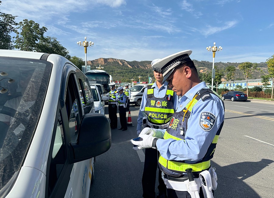 （AQEY配图2）守护安全畅通的藏蓝身影(44027007)-20251003134746