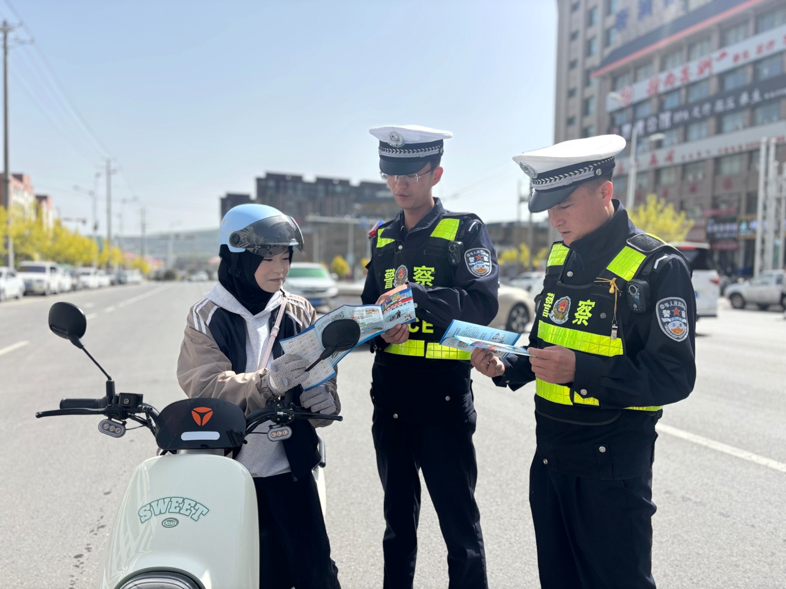 （AQYE配图1）守护安全畅通的藏蓝身影(44026997)-20251003134749