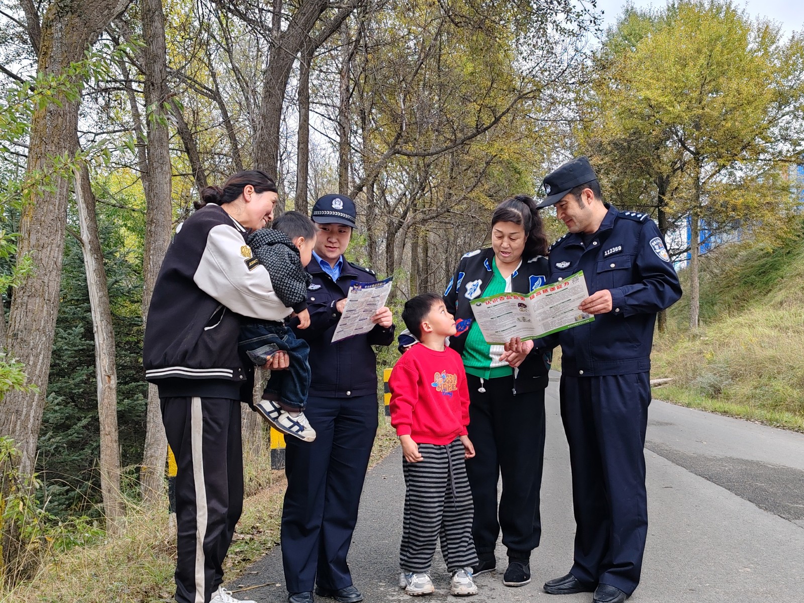 (WAqEY图片新闻)全方位宣传  筑牢(44160699)-20251010145002