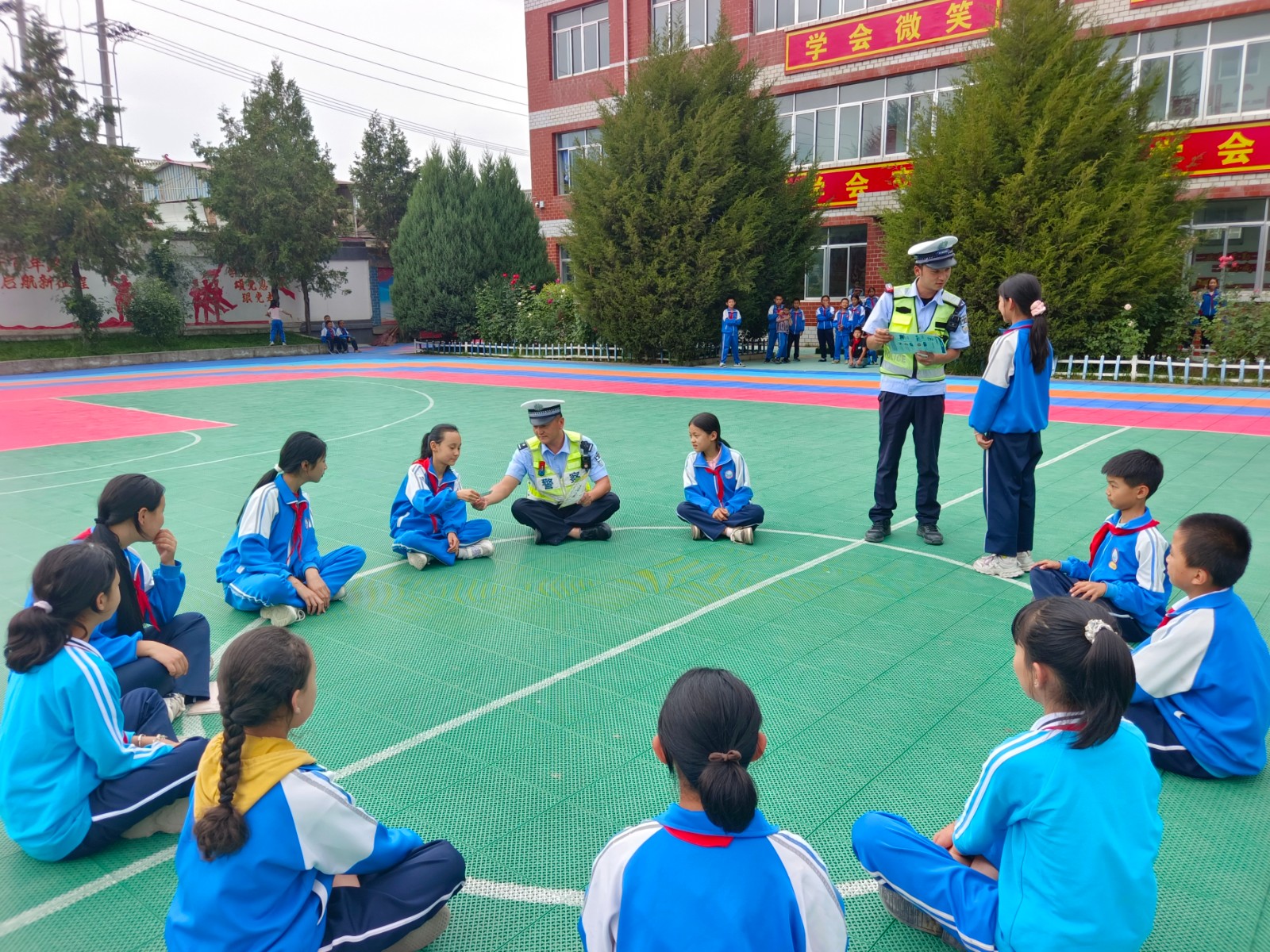 （WAQEY，图片新闻）警校协作筑牢平安(44149912)-20251010191810