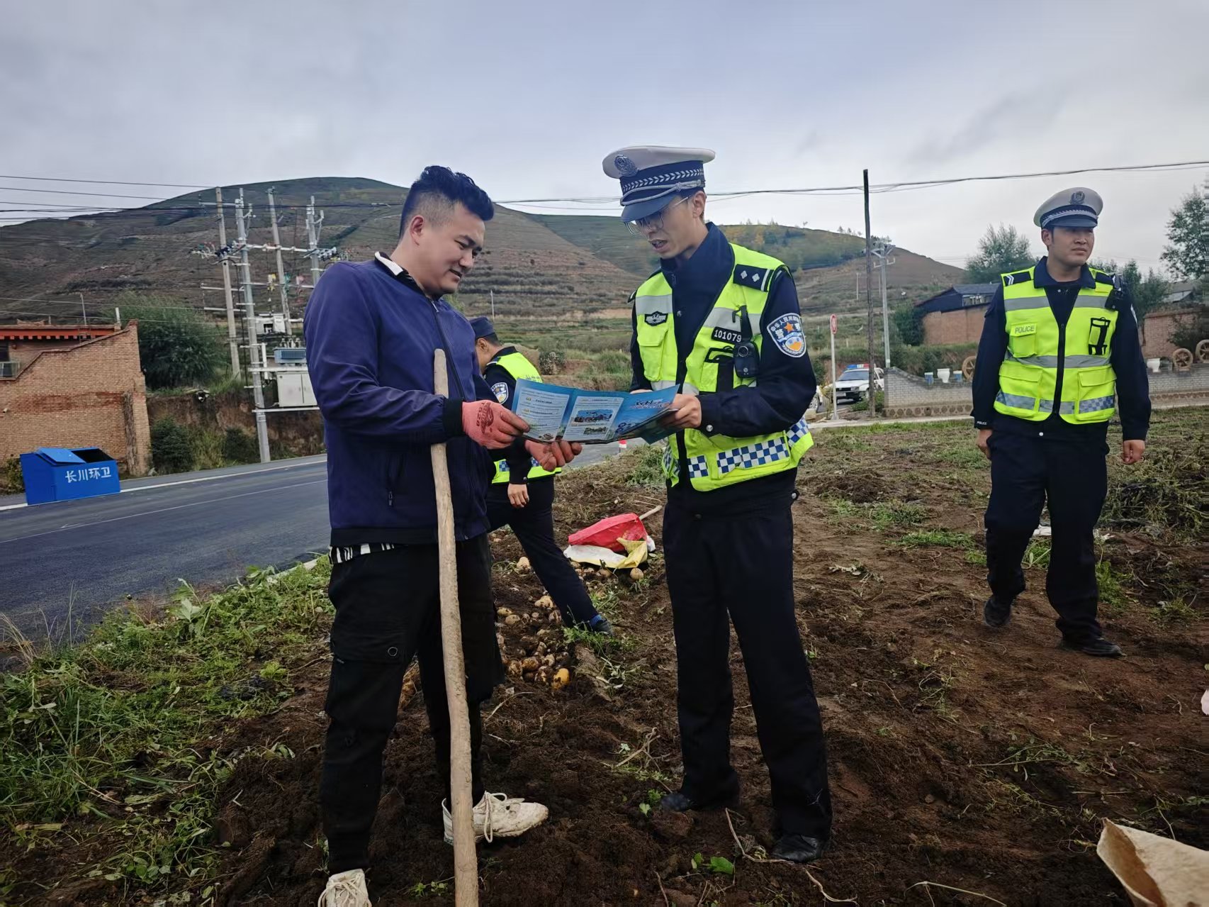 （AqEＹ图片新闻）秋收农忙话平安(44165965)-20251011103637