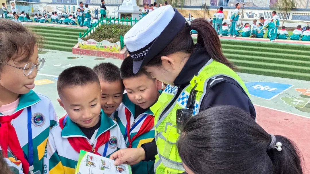 （WAqEＹ图片新闻）交通安全宣传进学校(44173327)-20251011144438