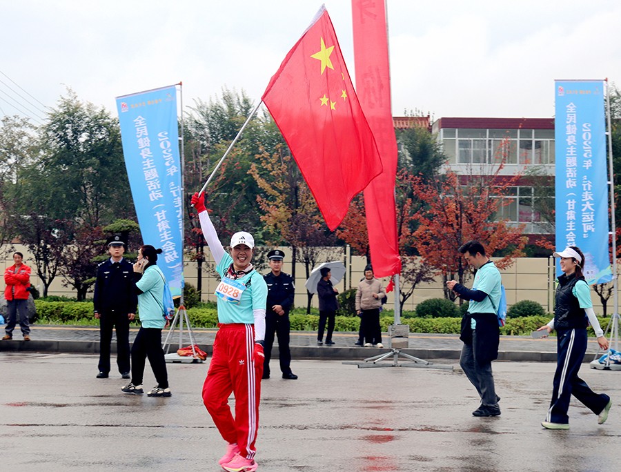 (WAqEＹ图片新闻)健步陇西游  民警(44173751)-20251011144701