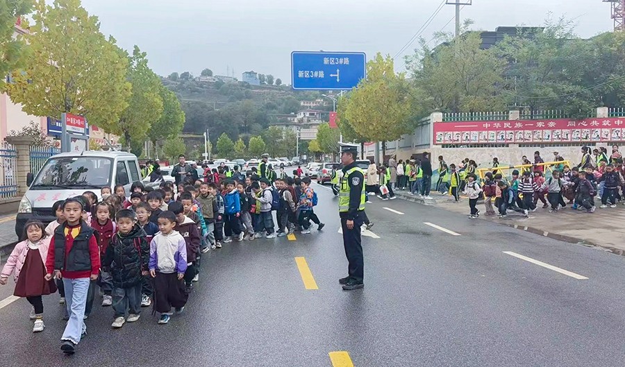 （WAqEＹ图片新闻）站好“护学岗”  (44179054)-20251013153550