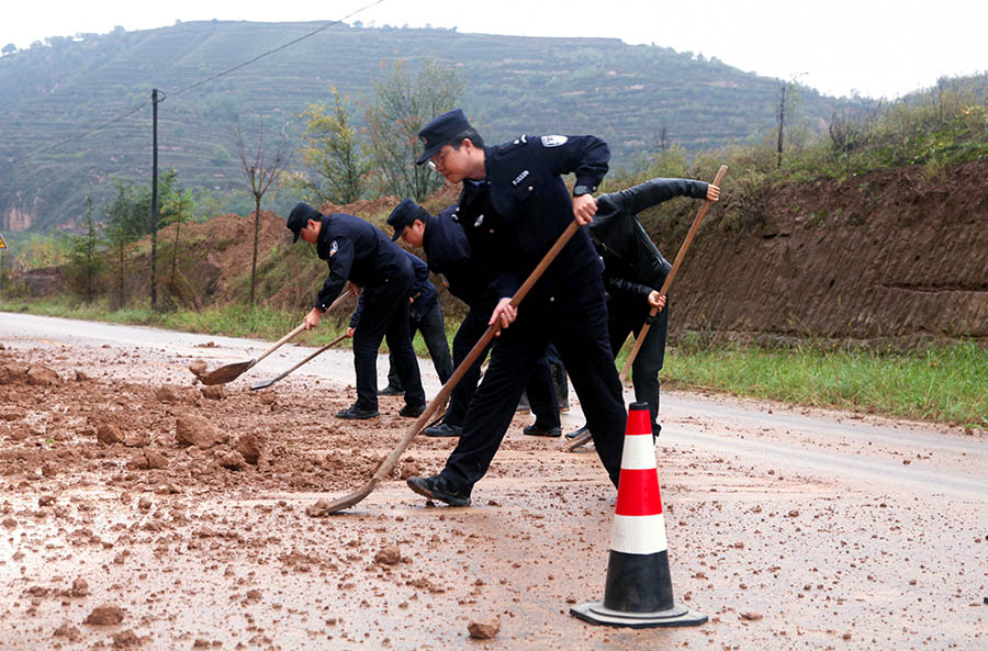 （WAqEY，配图）风雨中的藏蓝守护(44182752)-20251013165747