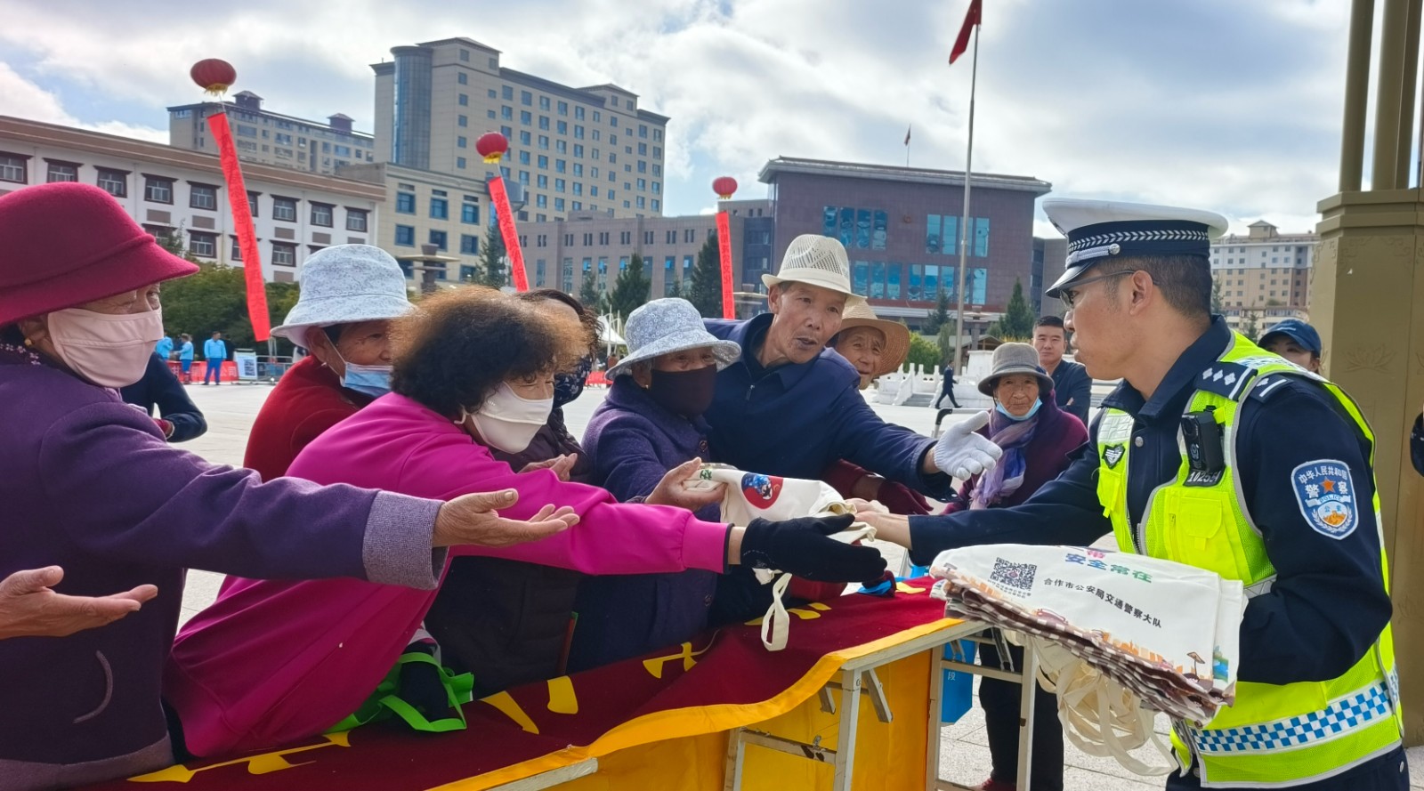 （wAqEY图片新闻）合作公安交警开展交(44223843)-20251014173108