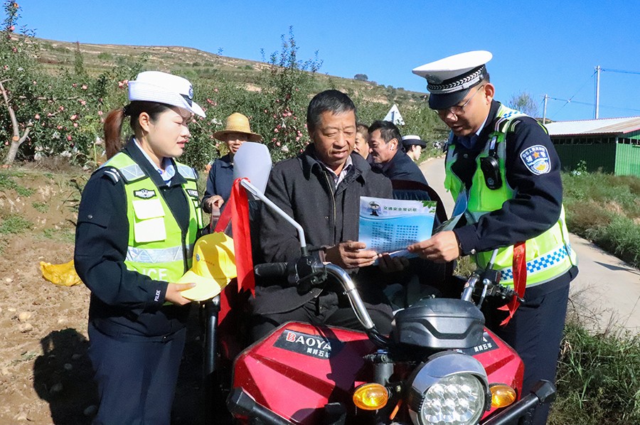 （wAqEY，图片新闻）田间地头话安全(44275996)-20251016170035