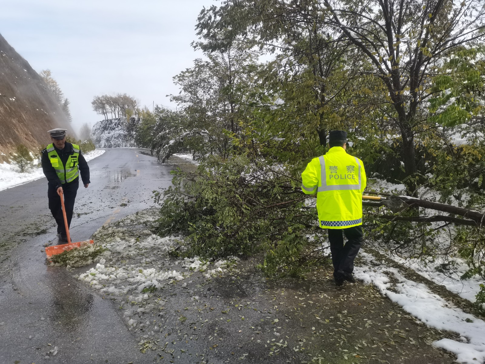 (WAqEY图片新闻)迎“雪”守护(44304645)-20251017173039 (WAqEY图片新闻)迎“雪”守护(44304645)-20251017173039