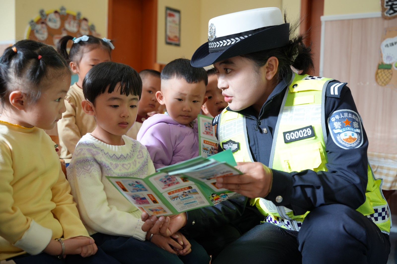 (WAqEY,图片新闻)警幼零距离 安全(44303271)-20251017173132 (WAqEY,图片新闻)警幼零距离 安全(44303271)-20251017173132