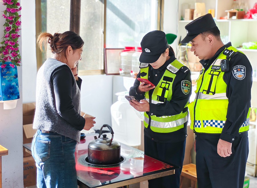 （wAqEY，图片新闻）舟曲公安开展反电(44305588)-20251020101149