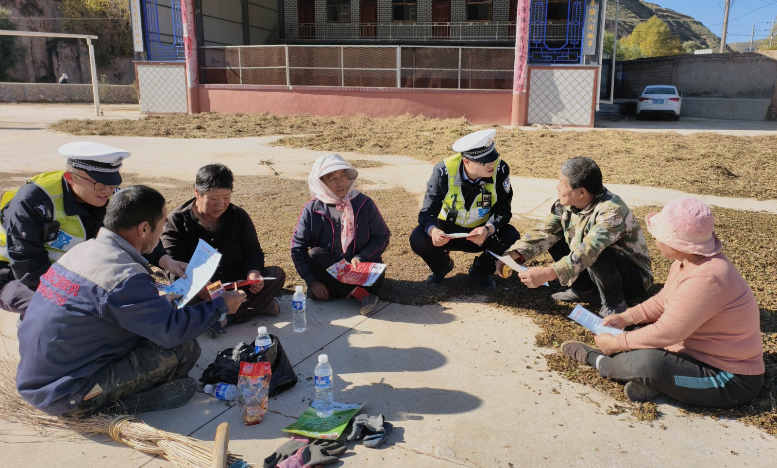 （wAqEY图片新闻）秋收季把交通安全带(44305976)-20251020101648