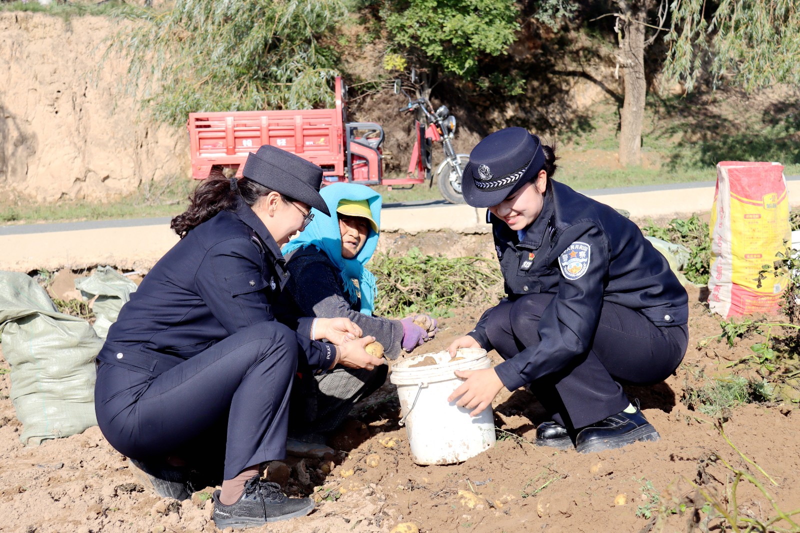 (wAqEY图片新闻)陇西公安田间地头话(44334061)-20251020173118 (wAqEY图片新闻)陇西公安田间地头话(44334061)-20251020173118